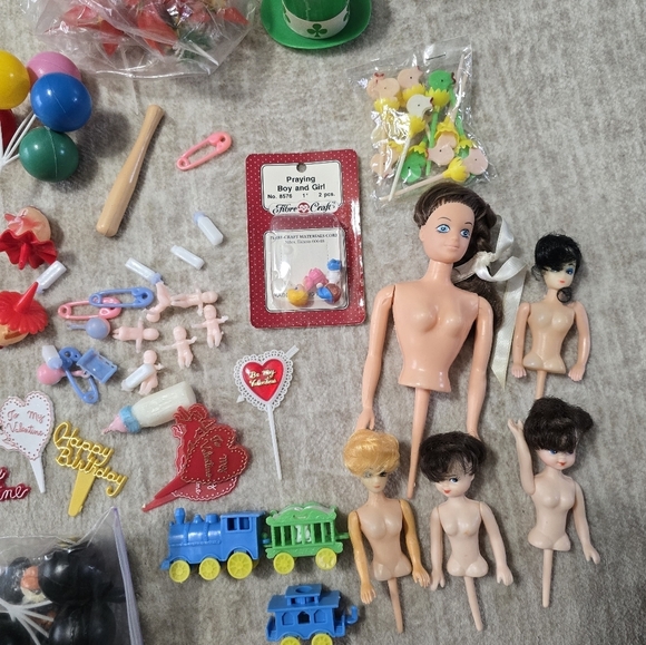 Lot of  Vintage Cake Decoration Toppers Cupcake Plastic Variety All Occasions - Picture 5 of 5